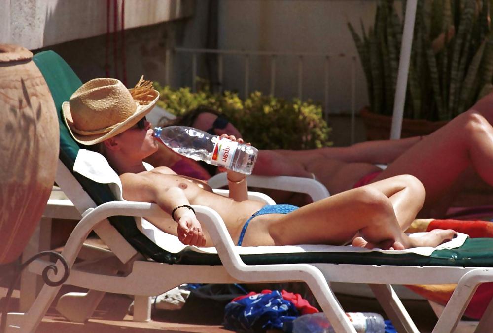 15P Amanda Holden Nip Slip