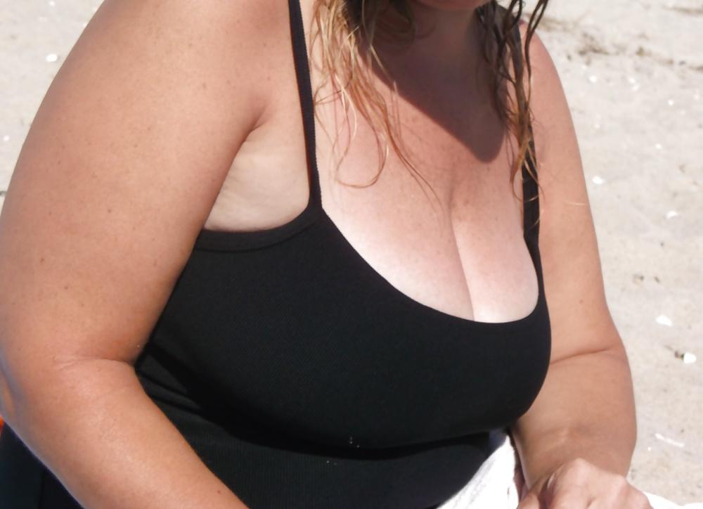5P Wifes Beach Cleavage