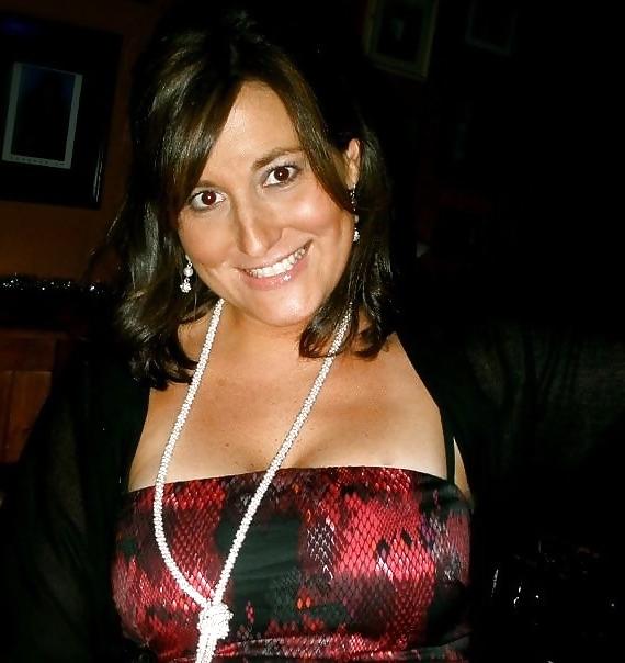 15P Busty Mom Cleavage Nicole