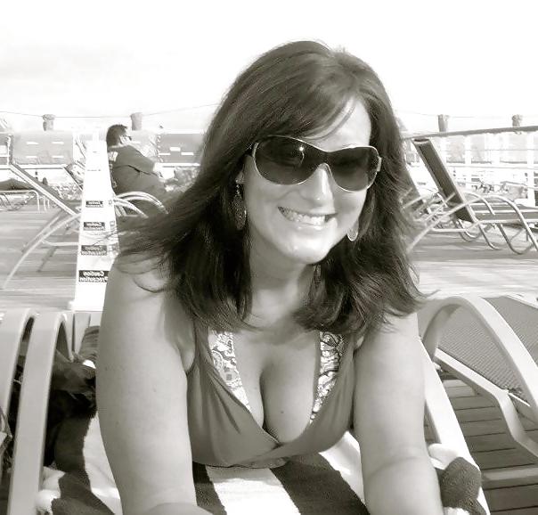 15P Busty Mom Cleavage Nicole