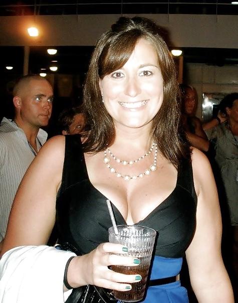 15P Busty Mom Cleavage Nicole
