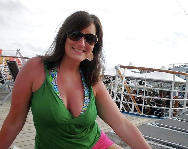 15P Busty Mom Cleavage Nicole