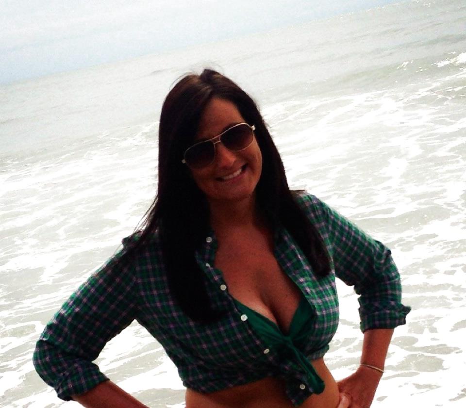 15P Busty Mom Cleavage Nicole