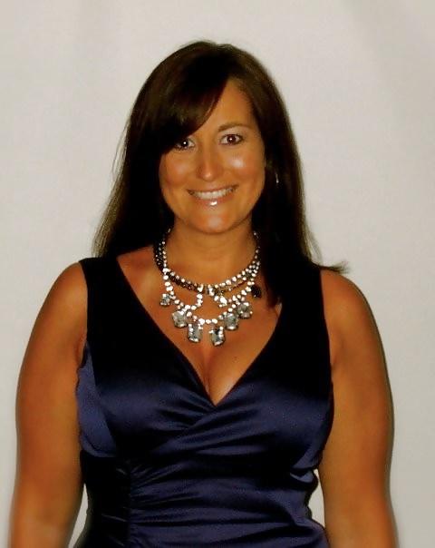 15P Busty Mom Cleavage Nicole