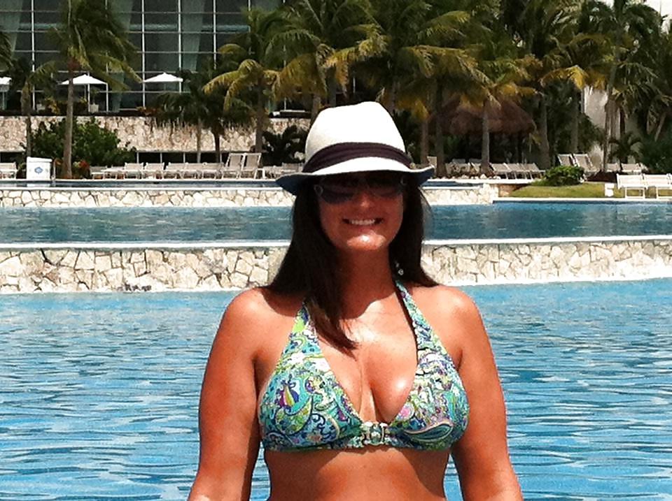 15P Busty Mom Cleavage Nicole