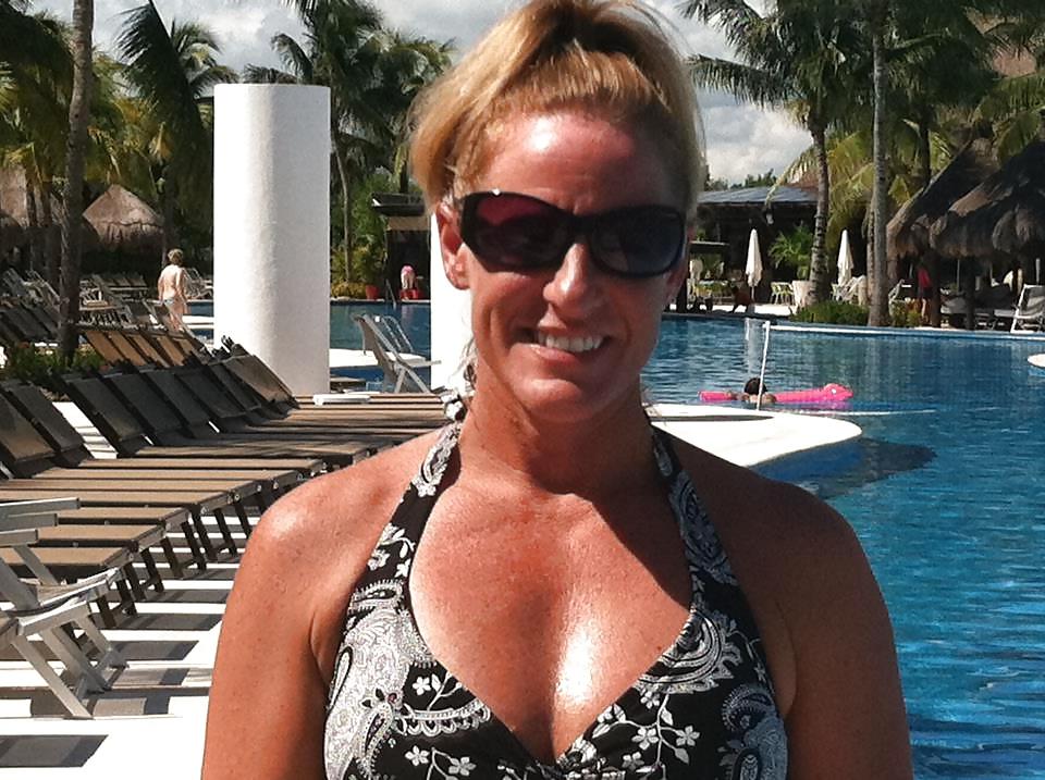 15P Busty Mom Cleavage Nicole