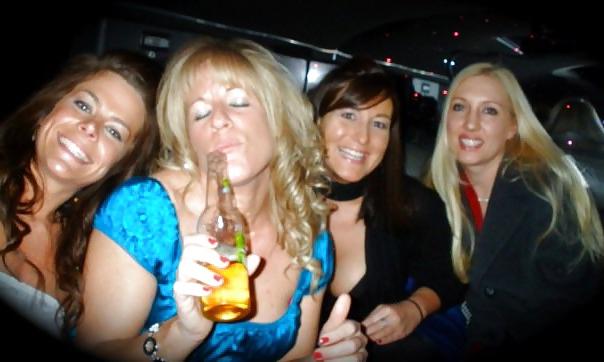 15P Busty Mom Cleavage Nicole