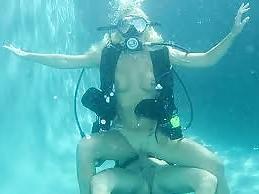 6P Underwater sex