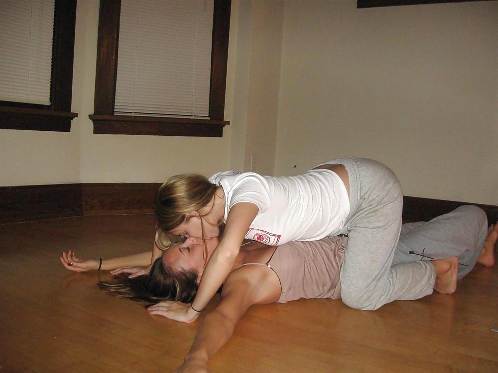 25P Random Girls Kissing Pt 2