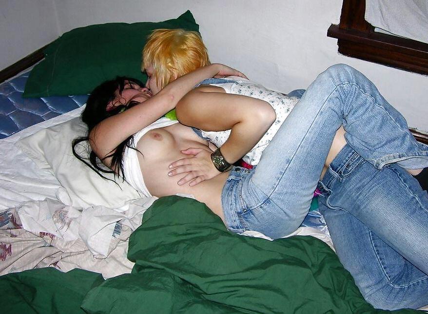 25P Random Girls Kissing Pt 2