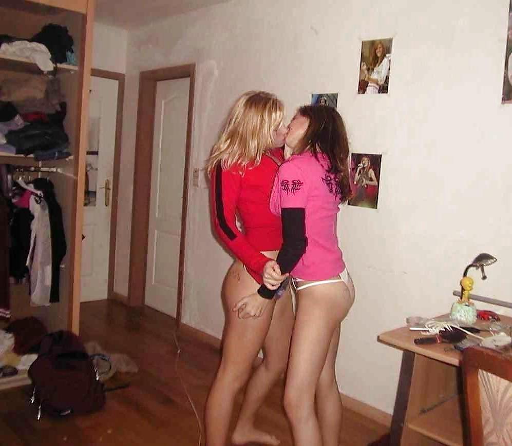25P Random Girls Kissing Pt 2