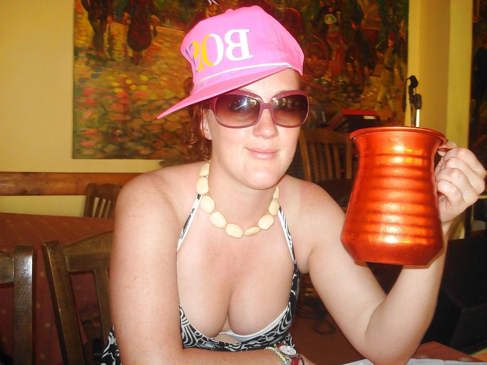 25P NICE CLEAVAGE 1