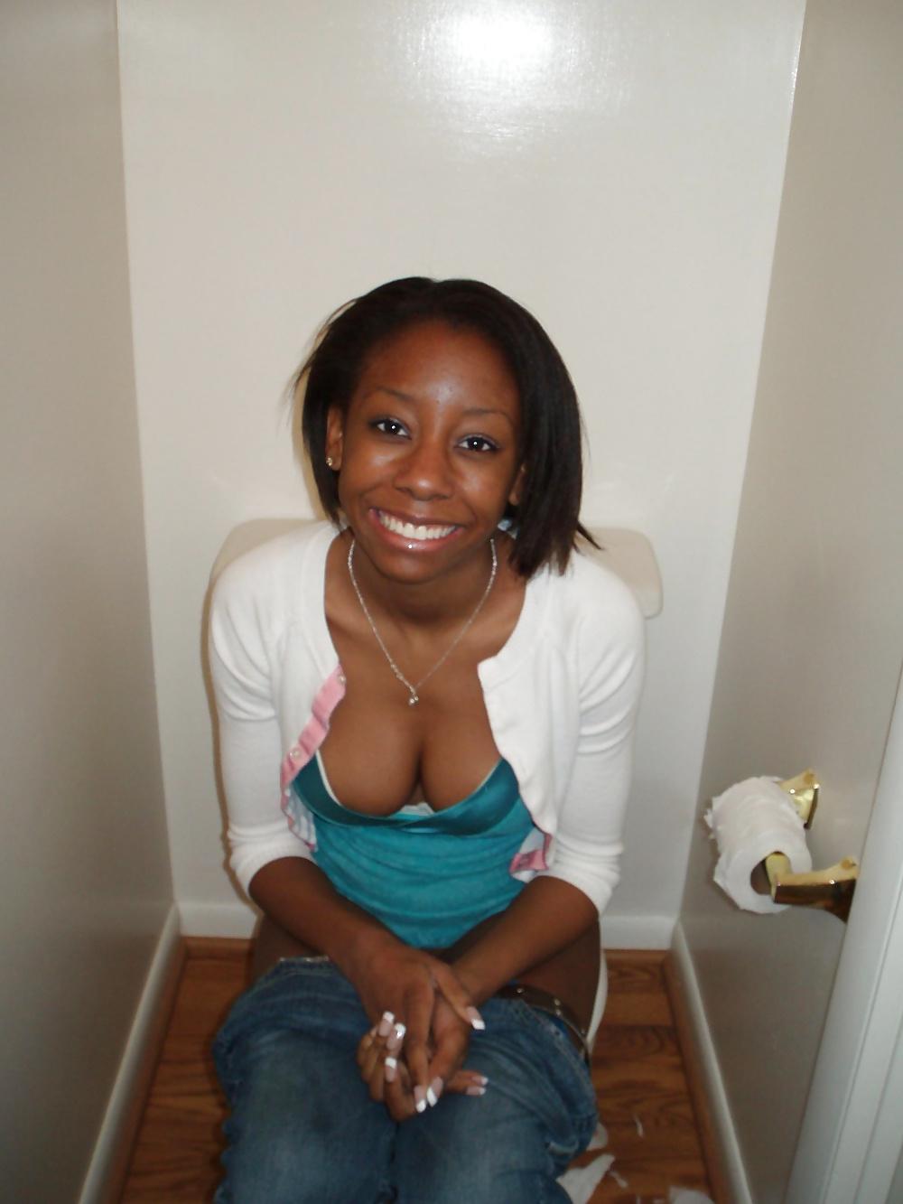 25P NICE CLEAVAGE 1