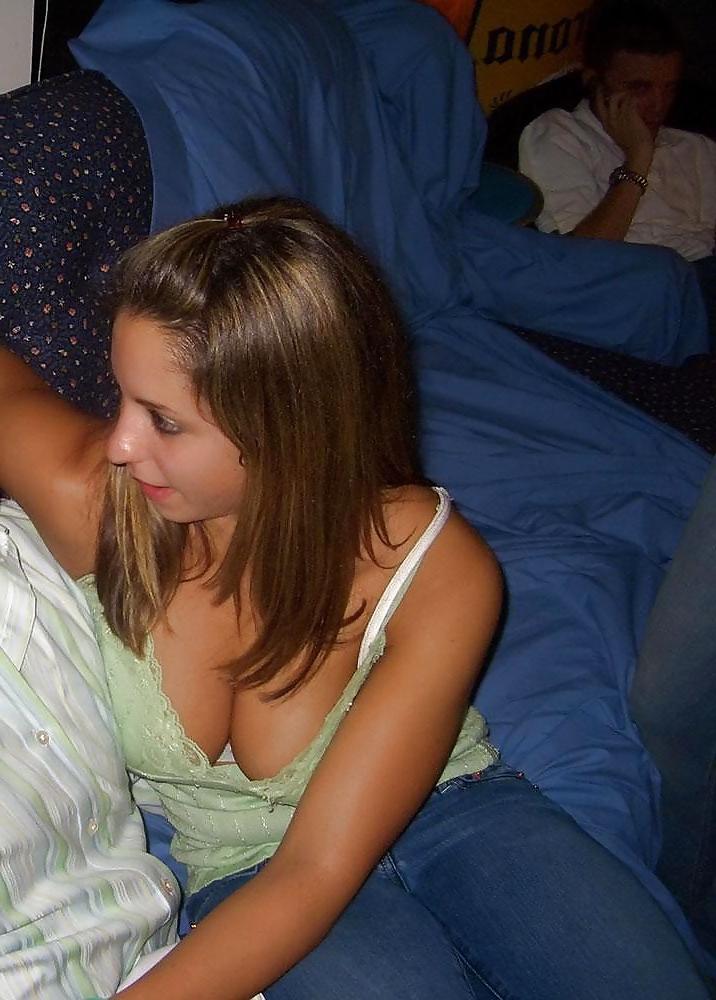 25P NICE CLEAVAGE 1