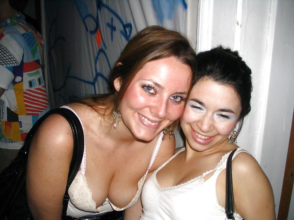 25P NICE CLEAVAGE 1