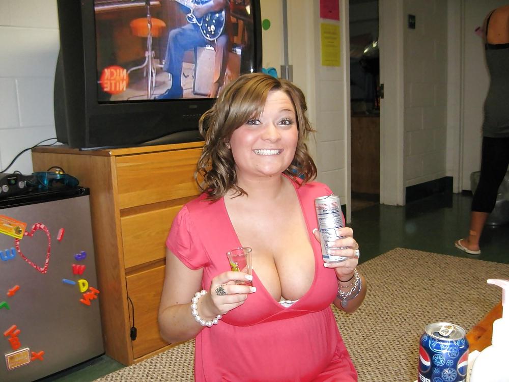25P NICE CLEAVAGE 1