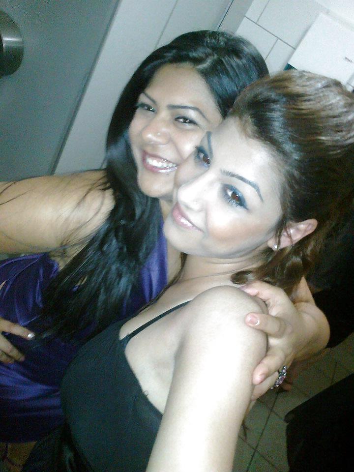 16P Turkish Girls! Which one is a pornstar?