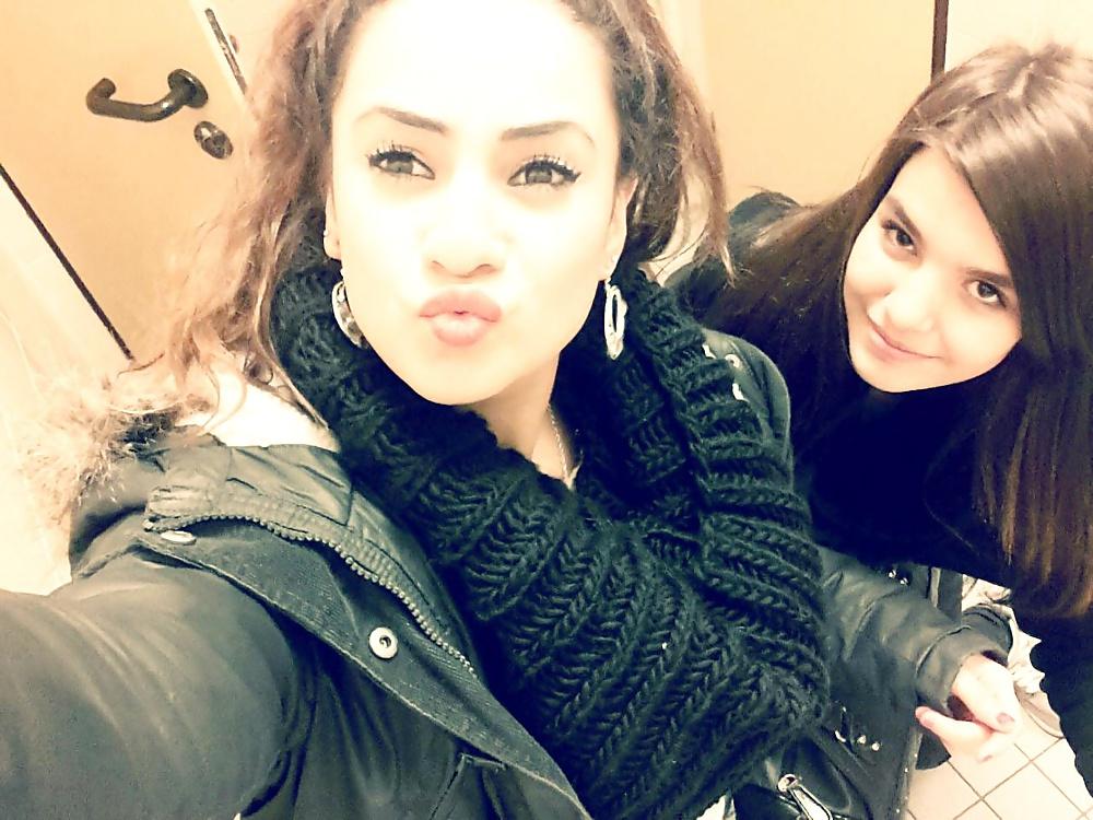 15P Turkish blowlips! Which mouth is built for cum?