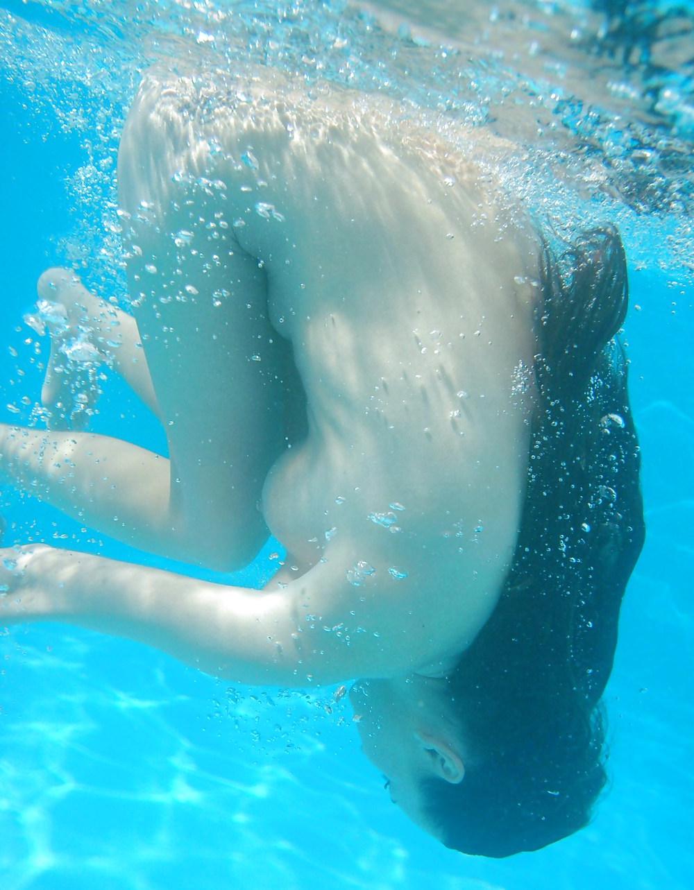 18P Hotlegs-underwater teen