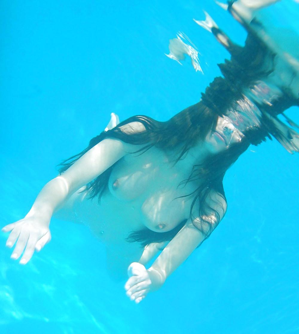 18P Hotlegs-underwater teen