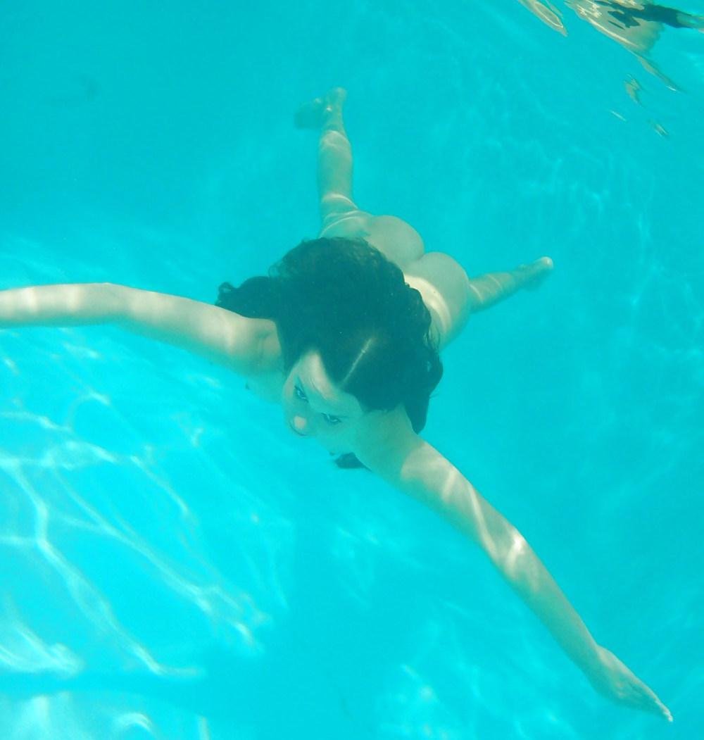 18P Hotlegs-underwater teen