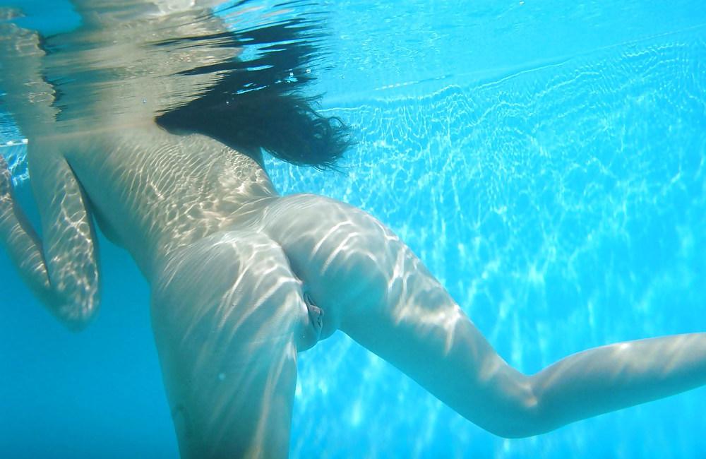 18P Hotlegs-underwater teen