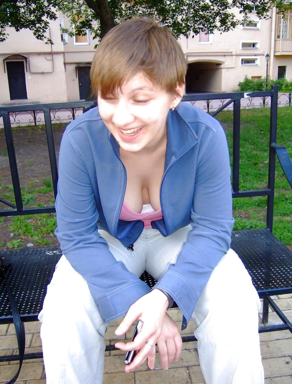 25P NICE CLEAVAGE 4