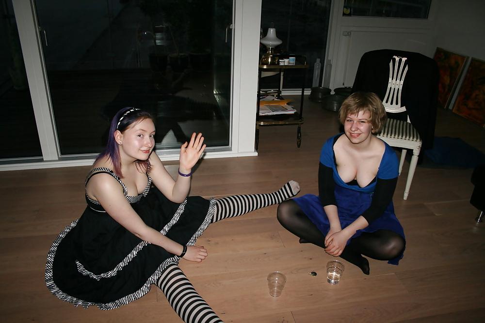 25P NICE CLEAVAGE 1