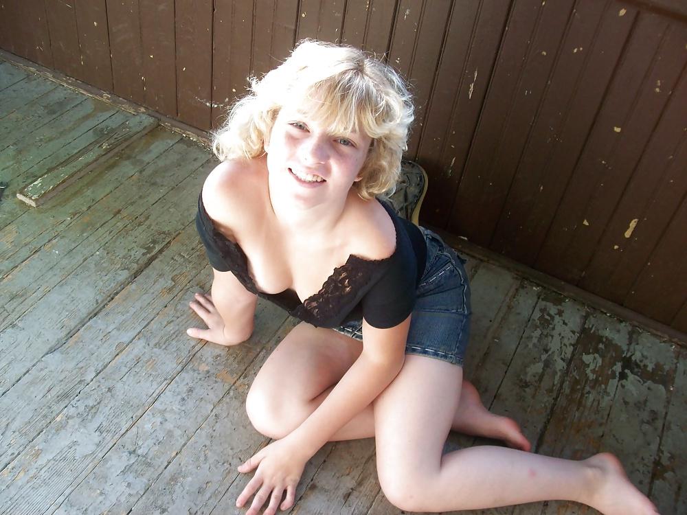 25P NICE CLEAVAGE 1
