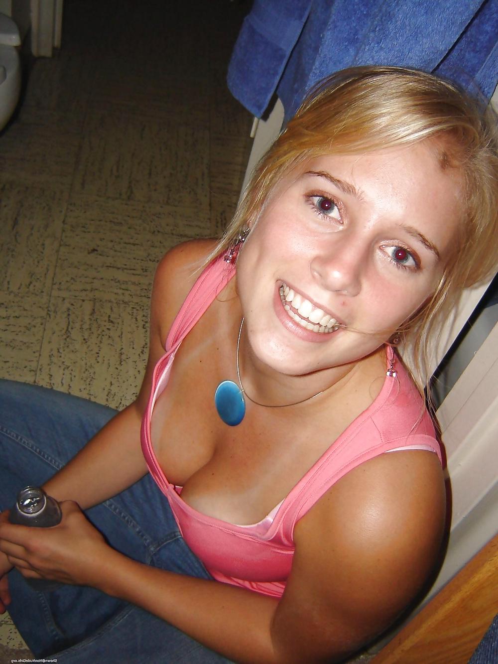 25P NICE CLEAVAGE 1