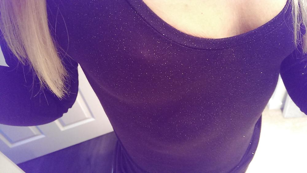 17P Blonde Milf Bunty's cleavage peeks and flashes