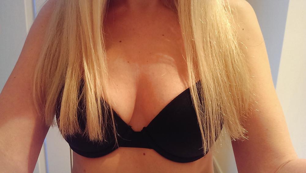 17P Blonde Milf Bunty's cleavage peeks and flashes