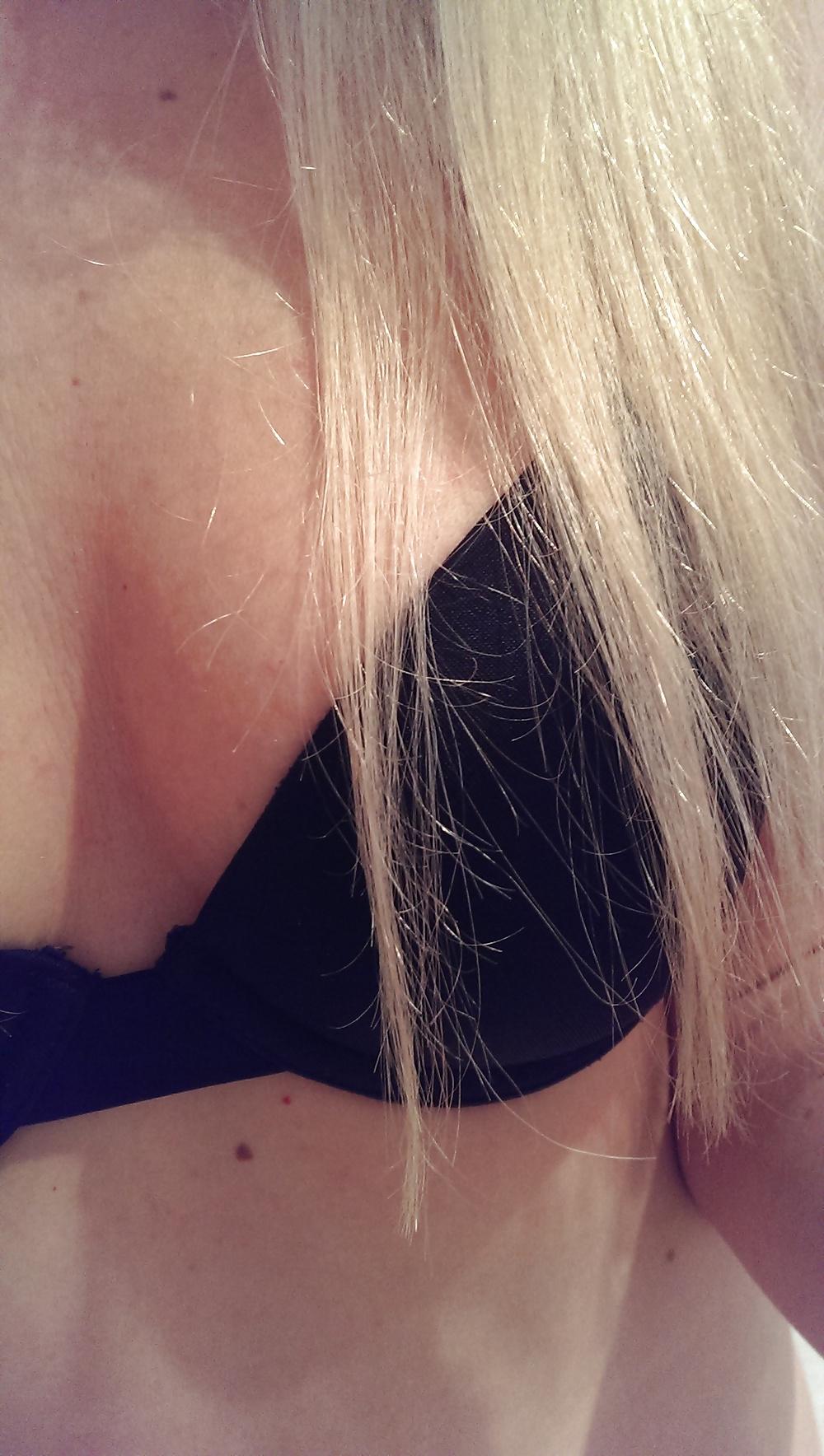 17P Blonde Milf Bunty's cleavage peeks and flashes