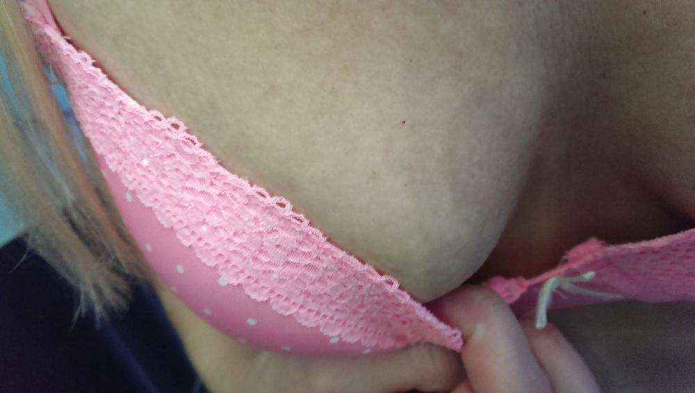 17P Blonde Milf Bunty's cleavage peeks and flashes