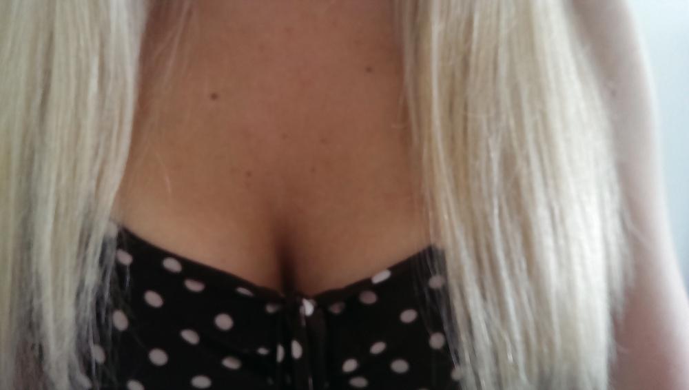 17P Blonde Milf Bunty's cleavage peeks and flashes