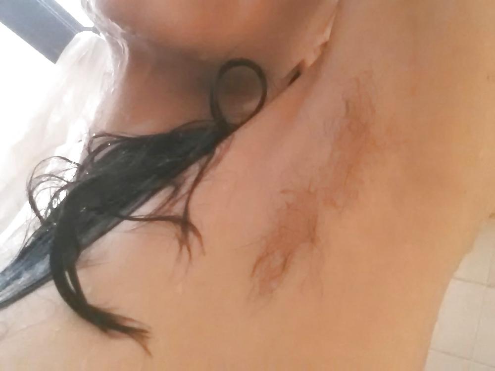 19P Hairy pussy masturbates in the shower