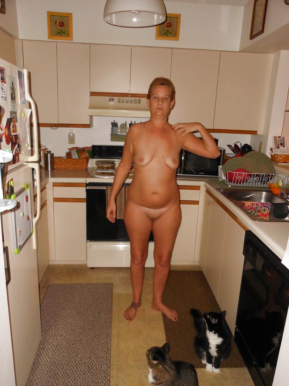 25P Sexy Cyber-Babe Lisa in the Kitchen!