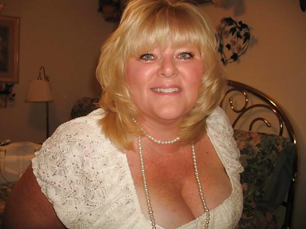 17P More bbw mature milf granny cleavage (non nude)