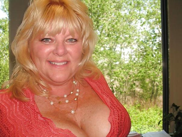 17P More bbw mature milf granny cleavage (non nude)