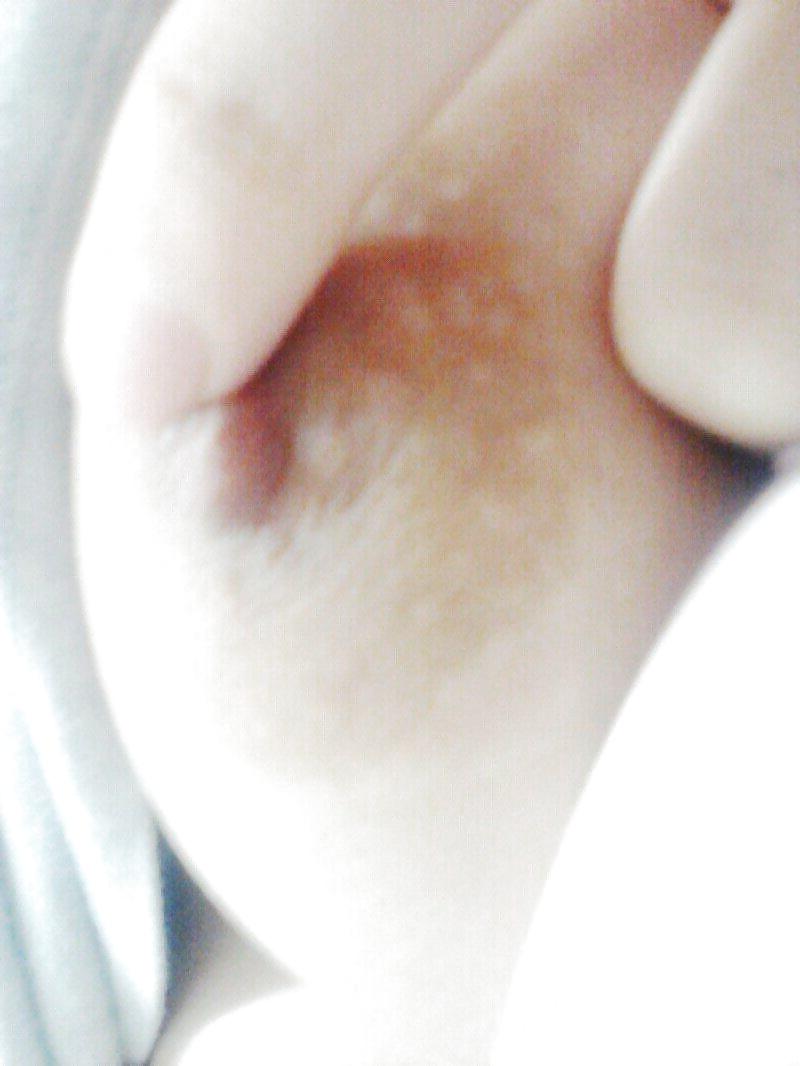 22P Korean girl takes self pics
