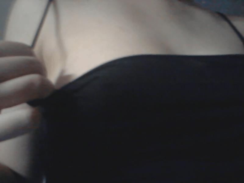 22P Korean girl takes self pics
