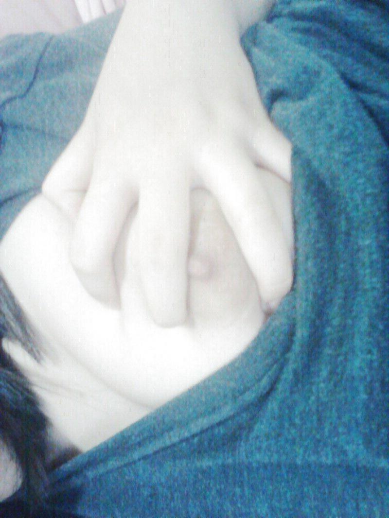 22P Korean girl takes self pics
