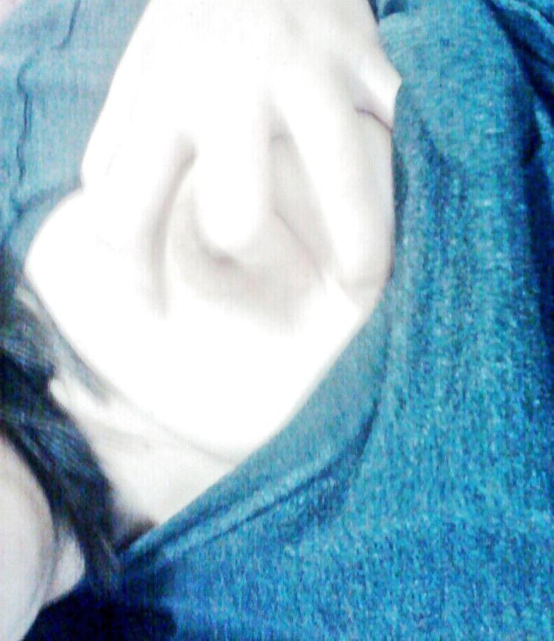 22P Korean girl takes self pics