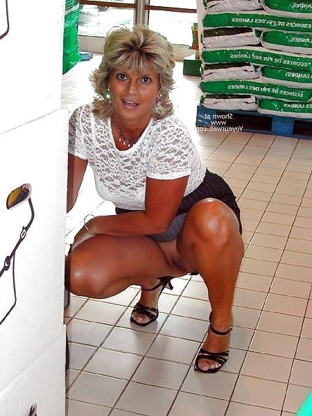 25P Retail public flashing and upskirts.
