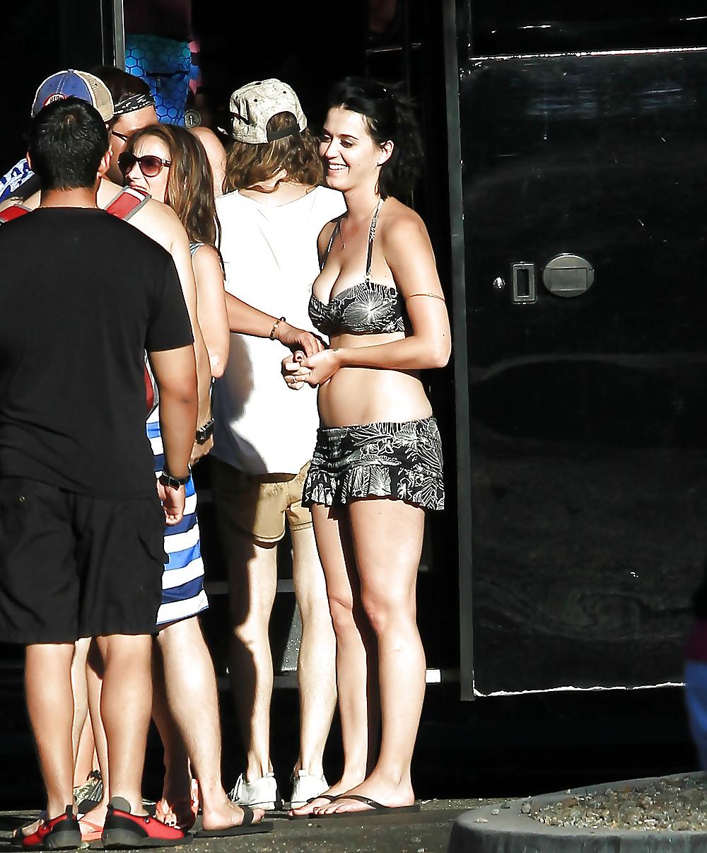 19P Katy Perry Loses Her Bikini Bottoms - Full Ass Exposure!