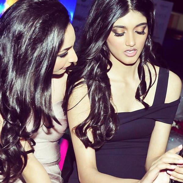 25P British Indian Model - AND HER MUM! -FOR COMMENTS
