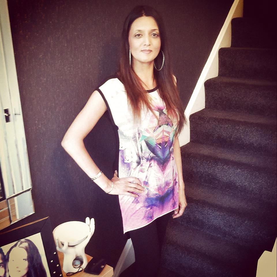 25P British Indian Model - AND HER MUM! -FOR COMMENTS