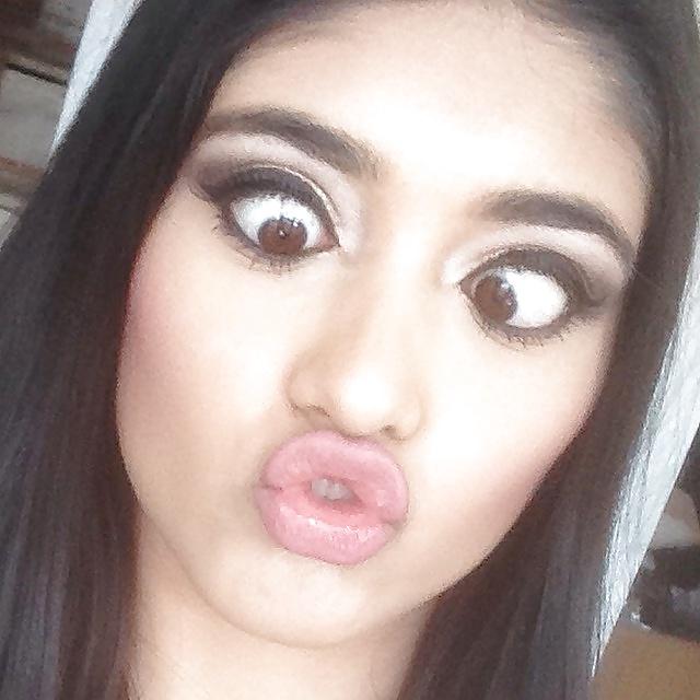 25P British Indian Model - AND HER MUM! -FOR COMMENTS
