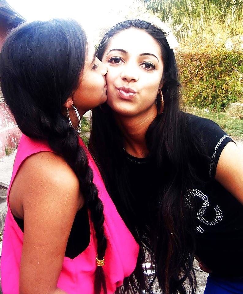 25P Gipsy whores, kissing lips