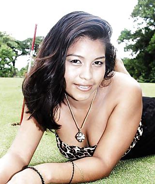 8P Latinas cleavage and downblouse